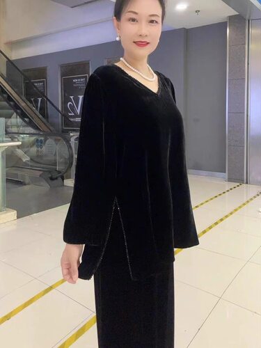26081珠珠款V领丝绒上衣女