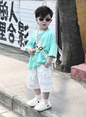 儿童宝宝夏季清新蓝绿流行卡通印花短袖爆款帅气白色工装裤两件套