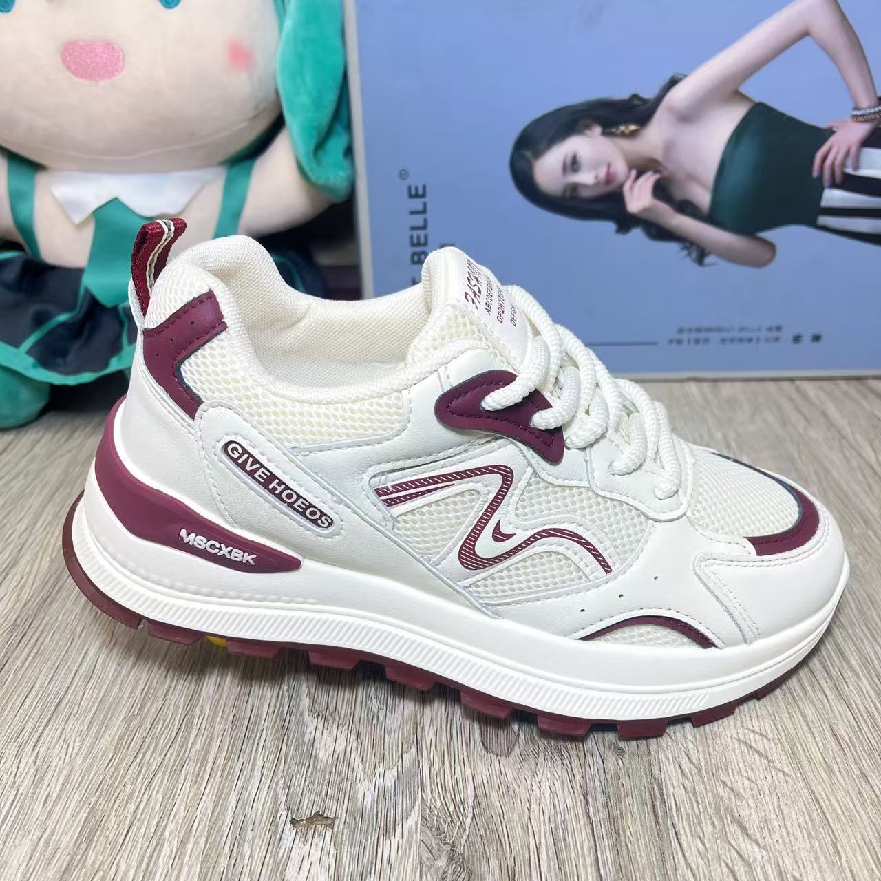 踩屎感轻便运动鞋女2025春季新款软底防滑皮面轻便减震跑步鞋