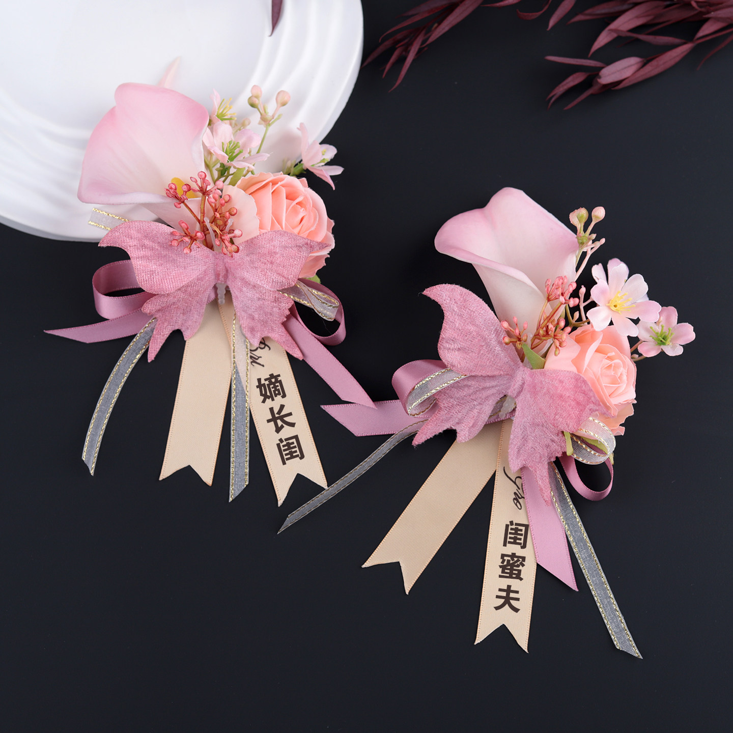 粉色马蹄莲蝴蝶胸花婚礼氛围感图片