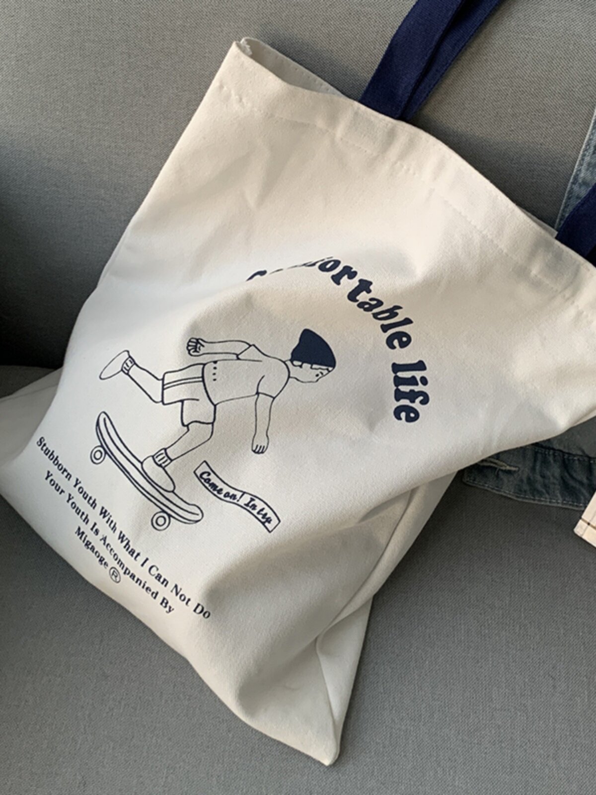 กระเป๋าผ้าใบสไตล์ใหม่ปี 2026 แนวอาร์ต ๆ สดใส กระเป๋าสะพายข้างลายสเก็ตบอร์ดสนุกสนาน กระเป๋านักเรียน