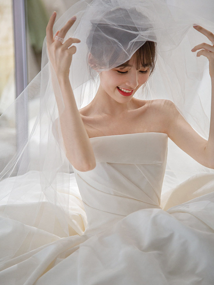 缎面抹胸主婚纱2022新款简约大气图片