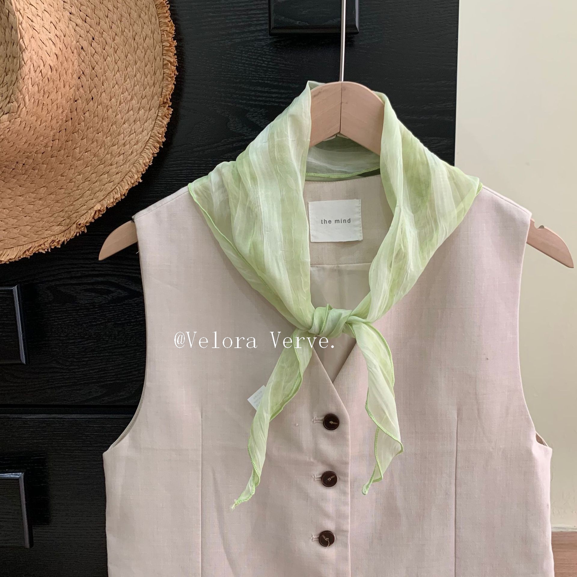 巨显白浅绿色丝巾系脖高级感