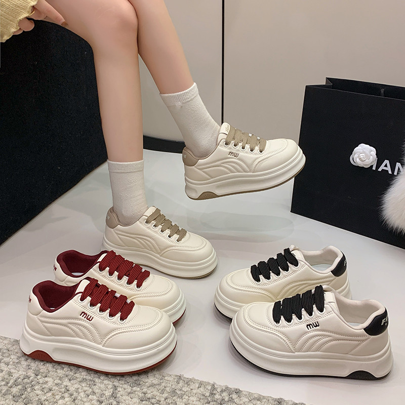超火小白鞋女2026春季新款厚底百搭增高面包鞋轻便小众运动板鞋子