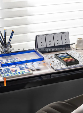 儿童房书桌绘画艺术组合摆件