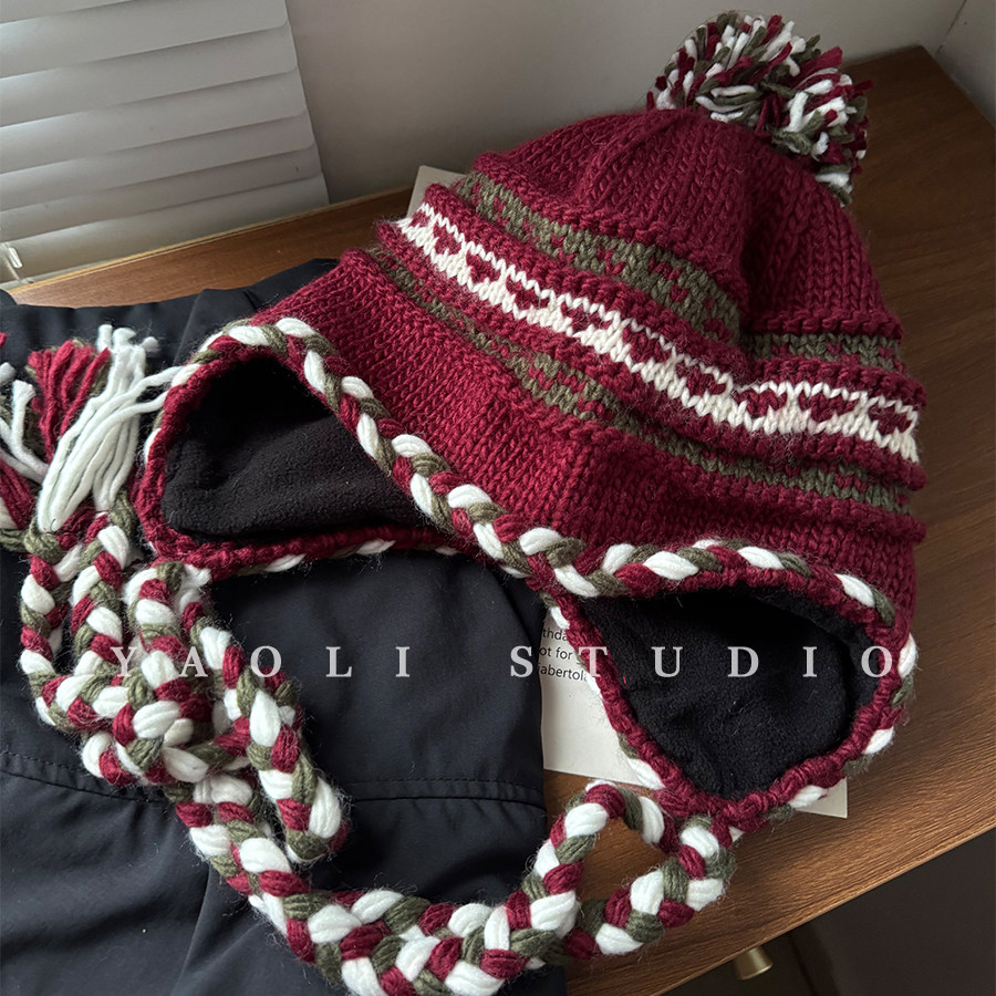 YAOLI民族风～针织撞色毛球辫子护耳帽子女秋冬加绒保暖雷锋帽韩