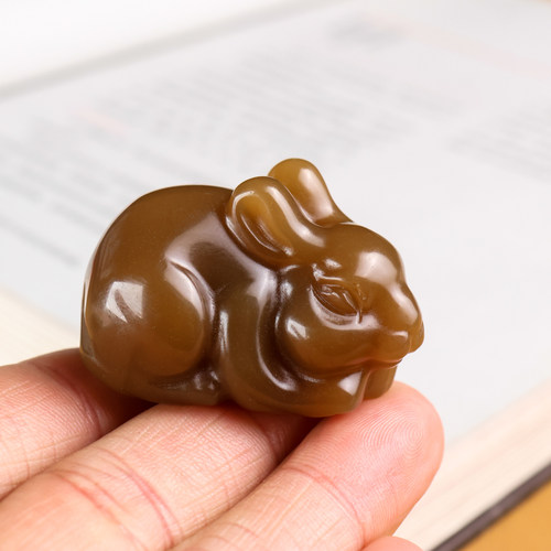 和田玉且末糖玉生肖兔手把件