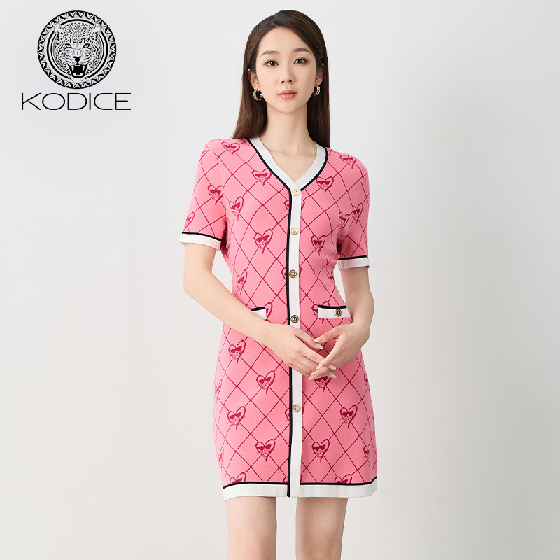 kodice2024秋冬新品女粉色V领提花针织连衣裙子小香风收腰短袖