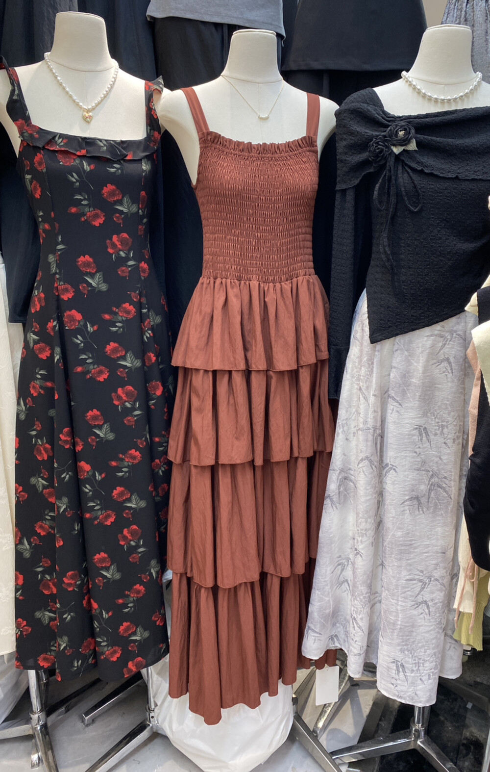 广州U.me2024夏季新款韩系温柔风吊带抹胸蛋糕连衣裙女中长款裙子