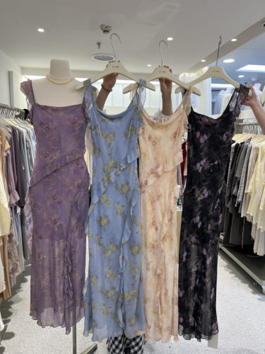 广州U.ME-年夏上新法式小女人温柔浪漫优雅花卉设计感显瘦连衣裙