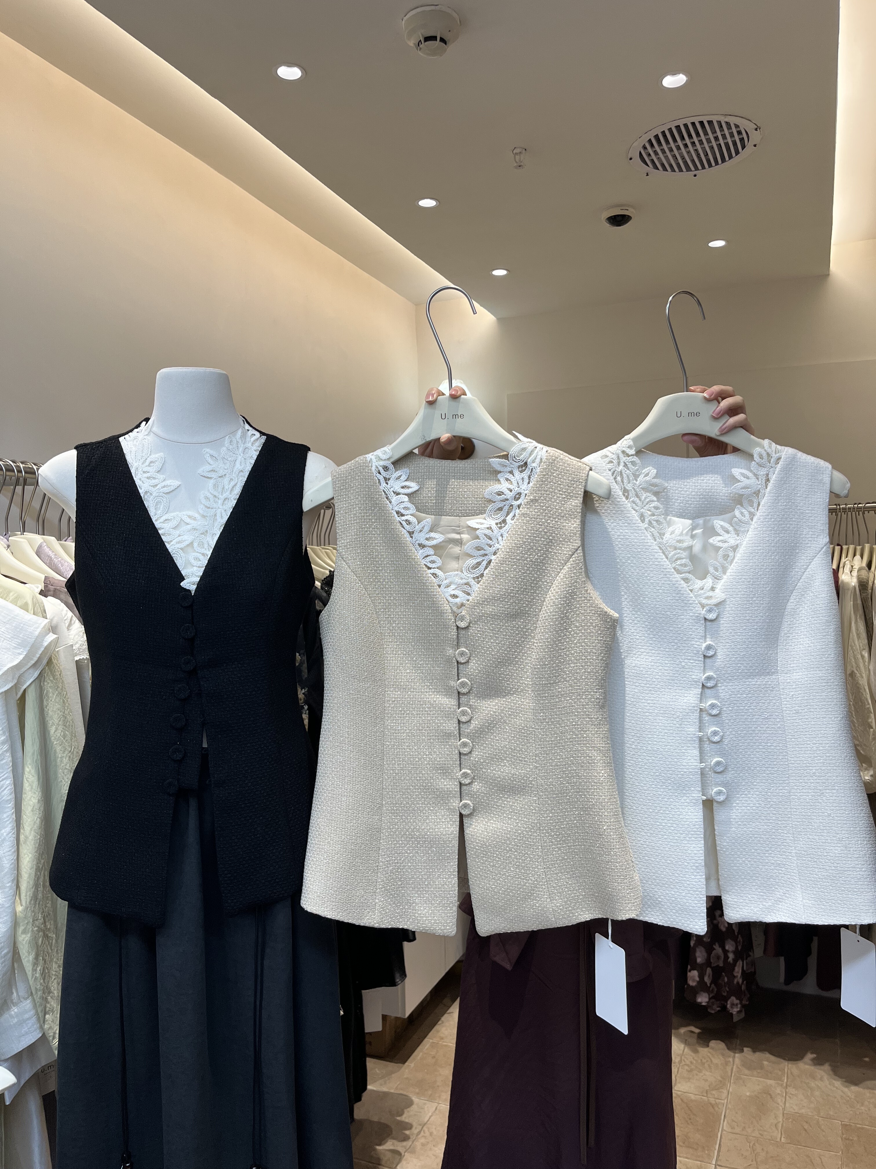广州U.me2025新款夏白色内搭通勤衬衫V领花边无袖马甲背心上衣