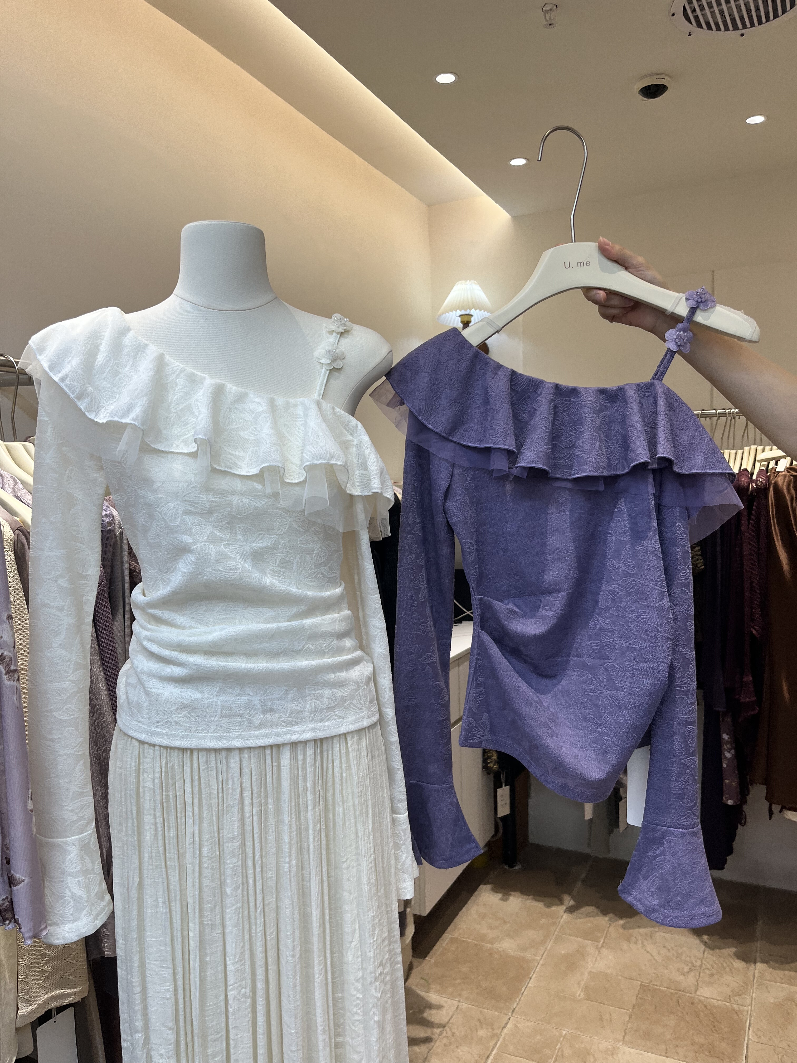 广州U.me2025秋上新薄雾月光.法式气质独特蕾丝露肩荷叶边小衫