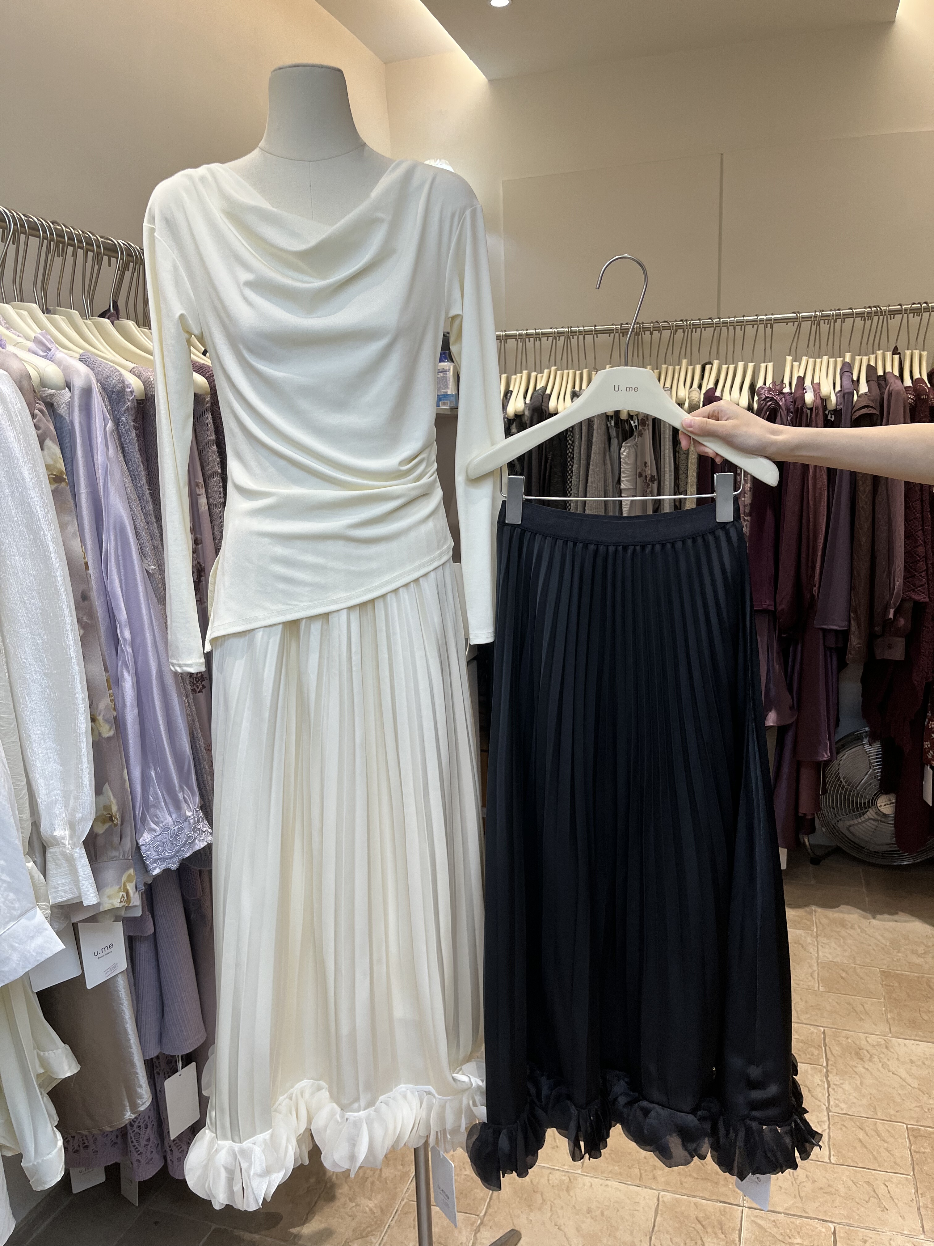 广州U.me花瓣裙气质中长裙子百褶裙女2025秋季新款a字半身裙