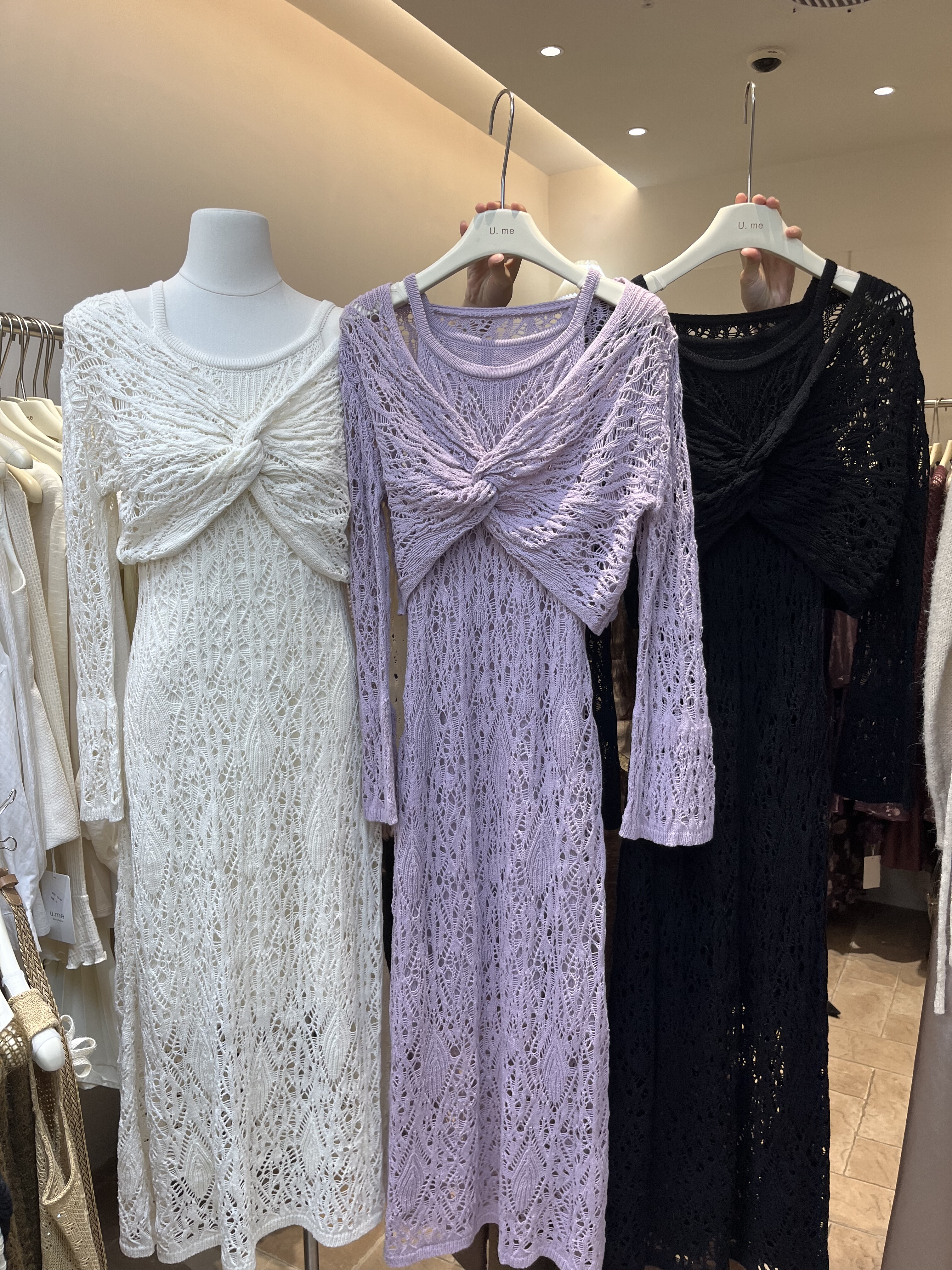 广州2025U.me秋上新韩综女主气质勾花小女人连衣裙+针织衫套装