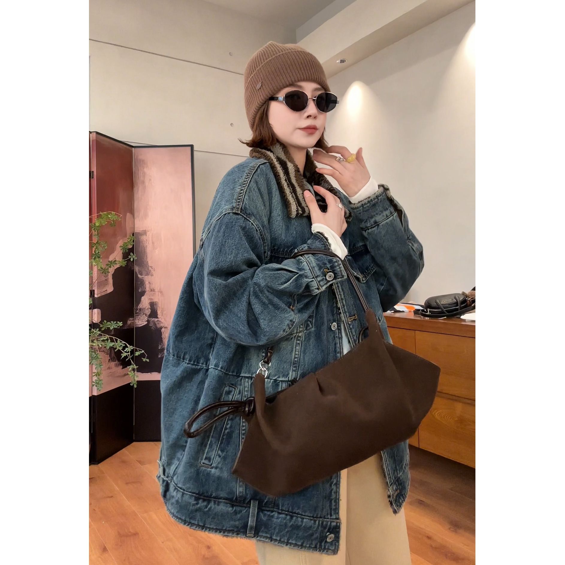 月月 2025秋冬新款小众设计极简撞色毛领百搭牛仔外套 2511C7427