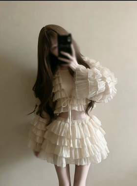 ZS名品越南设计师 Laviici 泡泡袖上衣荷叶边半裙性感套装