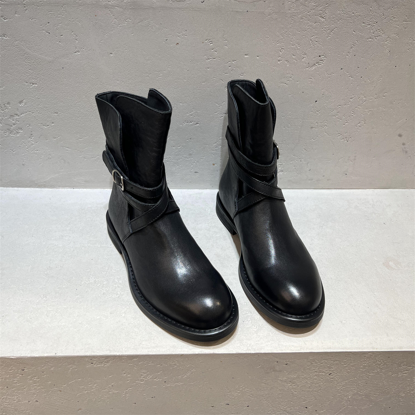 乐魔真皮扣带胎牛皮短靴马丁靴潮