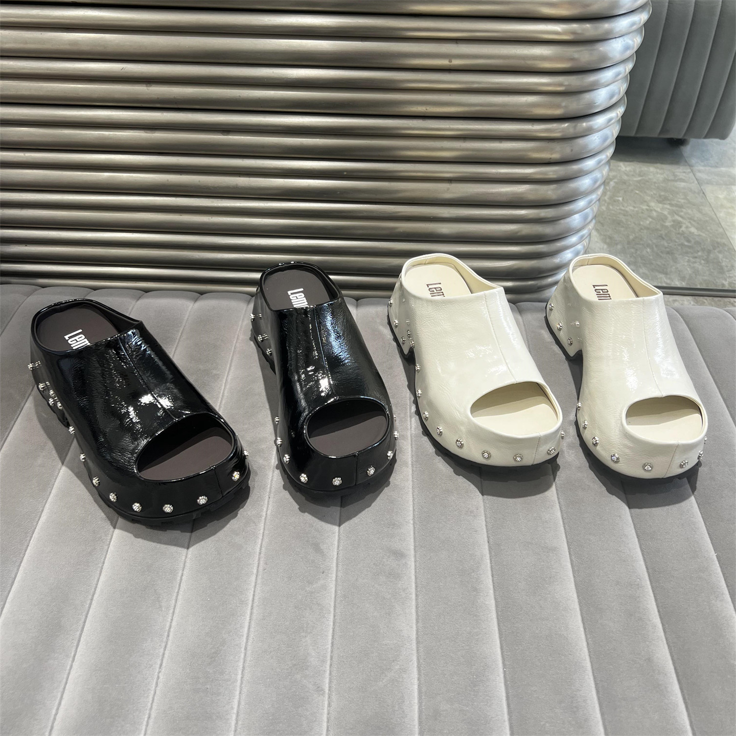 欧洲站女2026夏新款欧货真皮铆钉厚底增高一字拖凉鞋沙滩风凉拖鞋