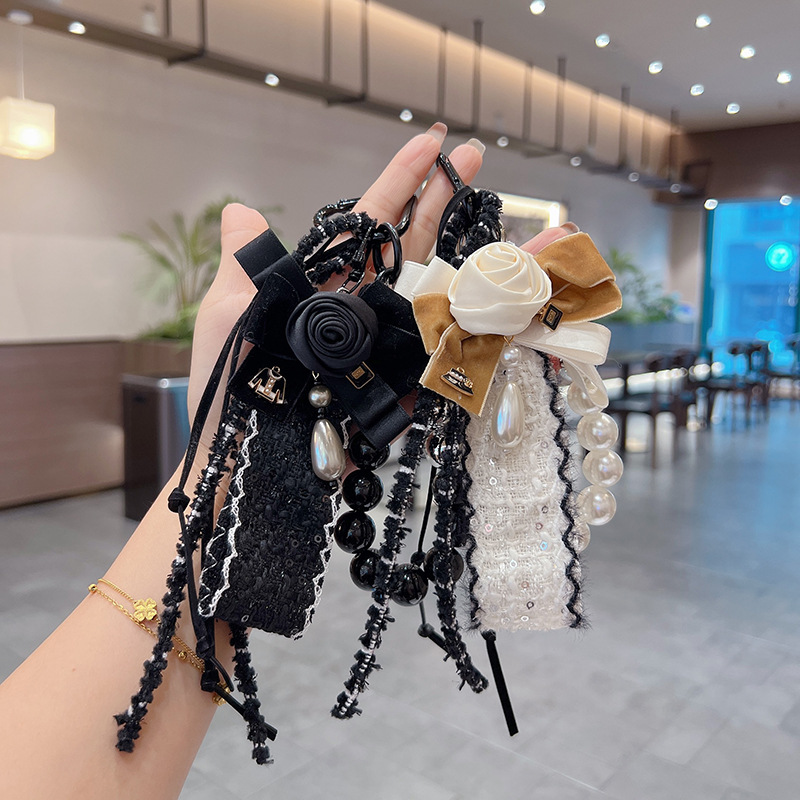 新款小香风珠串布艺玫瑰花高级感汽车钥匙扣时尚气质创意包挂饰