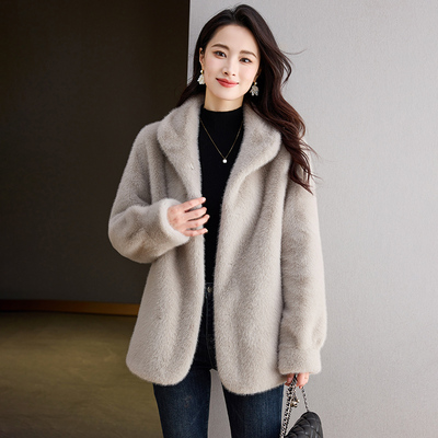 正肩皮毛一体外套显年轻妈妈装