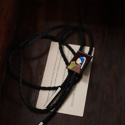 复古波洛领带戴珍珠耳环的女孩