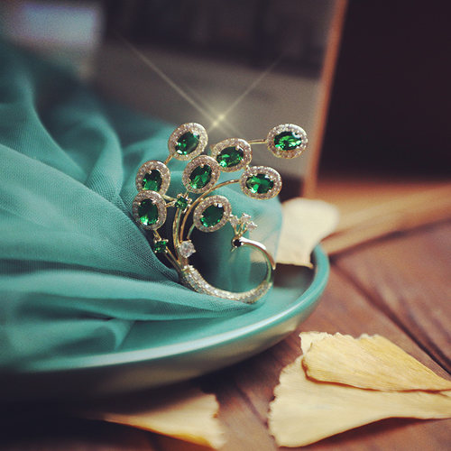 汤公子祖母绿领针复古孔雀胸针