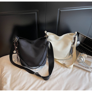 2025新款时尚百搭女士单肩斜挎包女休闲轻便尼龙布包大容量水桶包