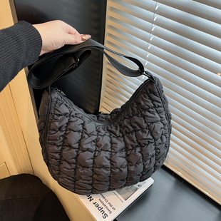 2025新款 绗缝棉服饺子包女大容量单肩斜挎包小众通勤包 潮秋冬时尚