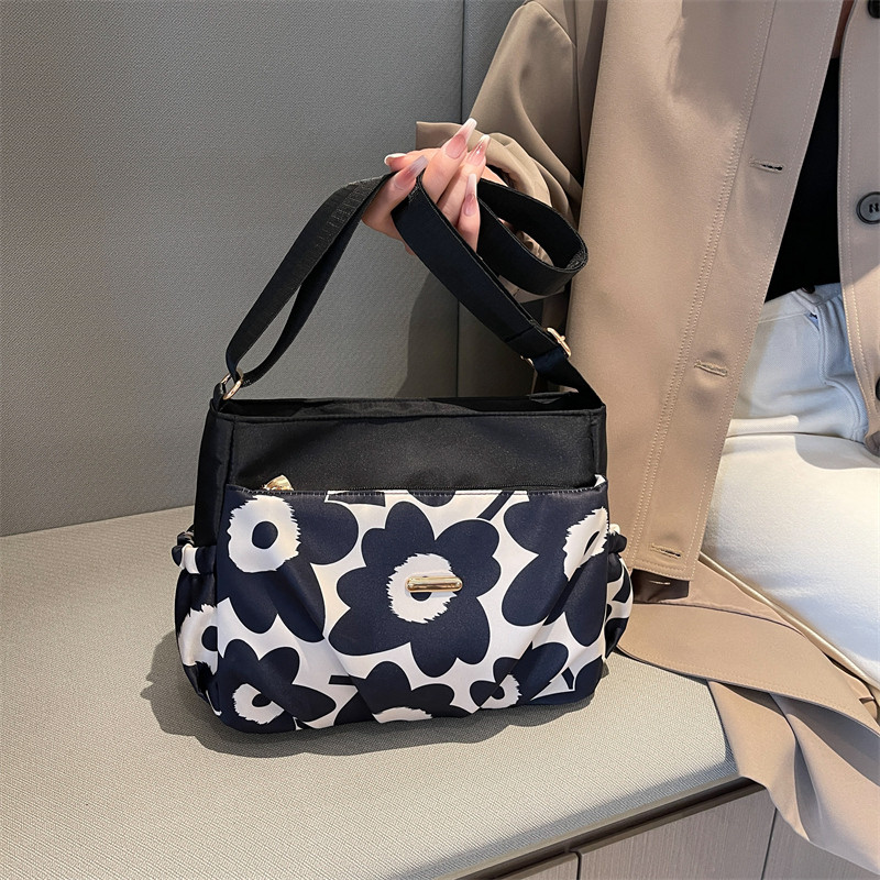 时尚花朵印花帆布包女包单肩斜挎包大容量通勤托特包防水牛津布包