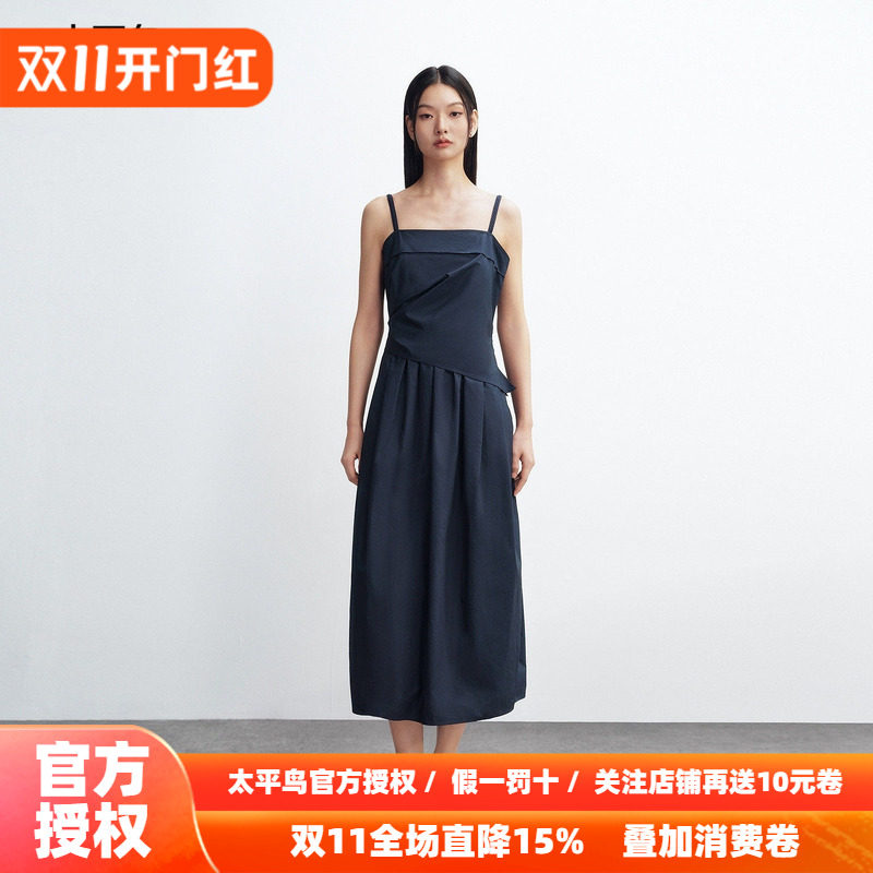 太平鸟吊带简约通勤蓝色连衣裙女拼接设计2026秋新款花苞连身长裙
