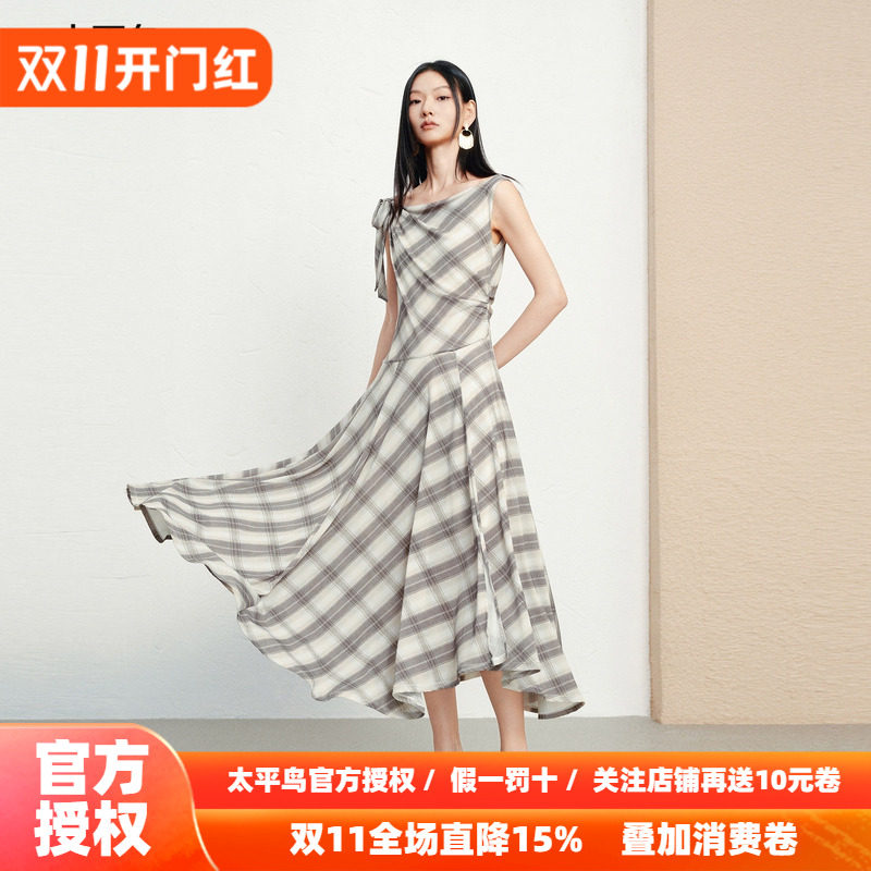 太平鸟法式连衣裙女秋新款复古格纹收腰长裙显瘦斜肩通勤气质裙子