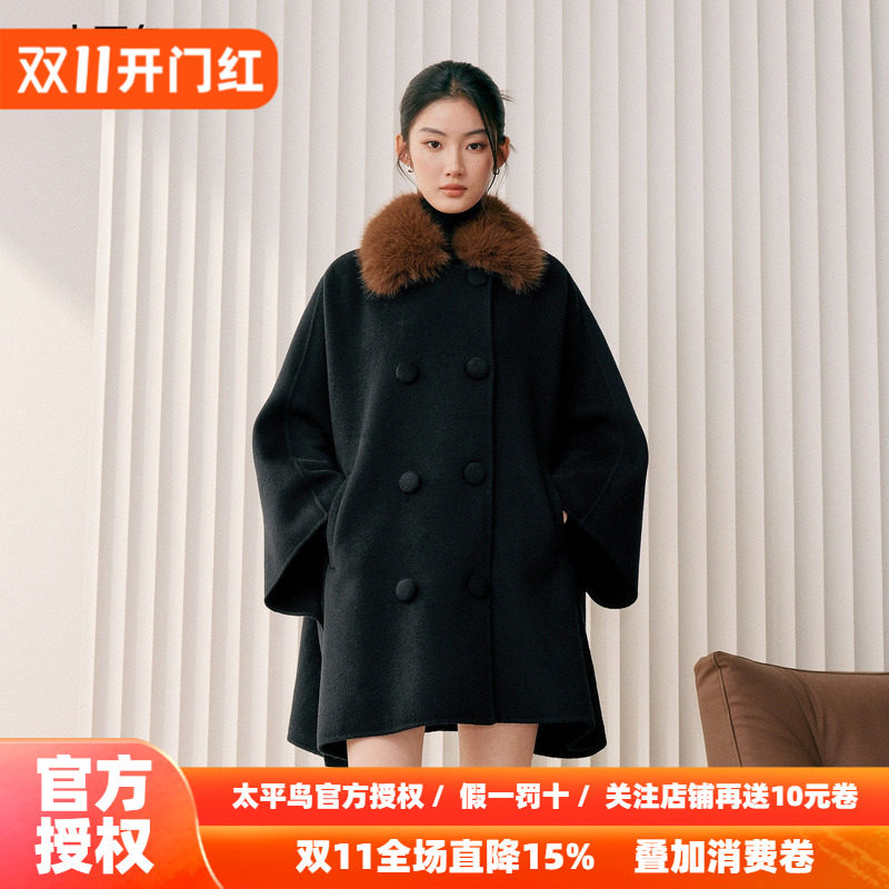 太平鸟100%羊毛黑色蝙蝠袖毛领斗篷大衣冬季新款阔版毛呢短外套