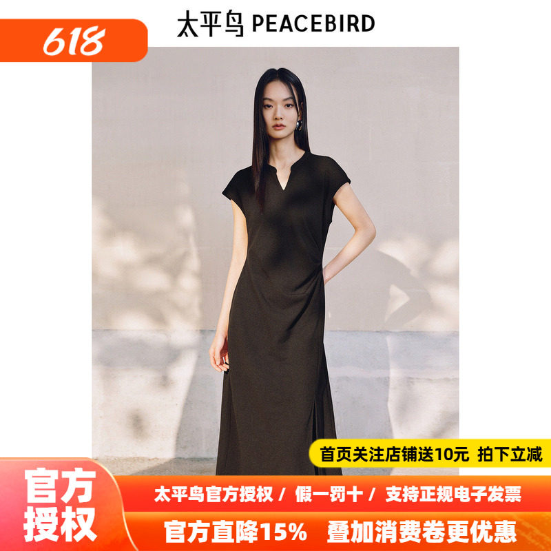 太平鸟针织小V领连衣裙女2026夏新款收腰短袖褶皱开衩长裙简约黑