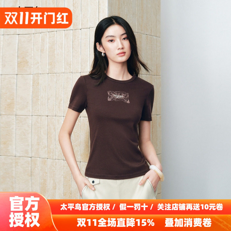 太平鸟复古时髦印花字母图案上衣女莱赛尔短款通勤修身短袖T恤女