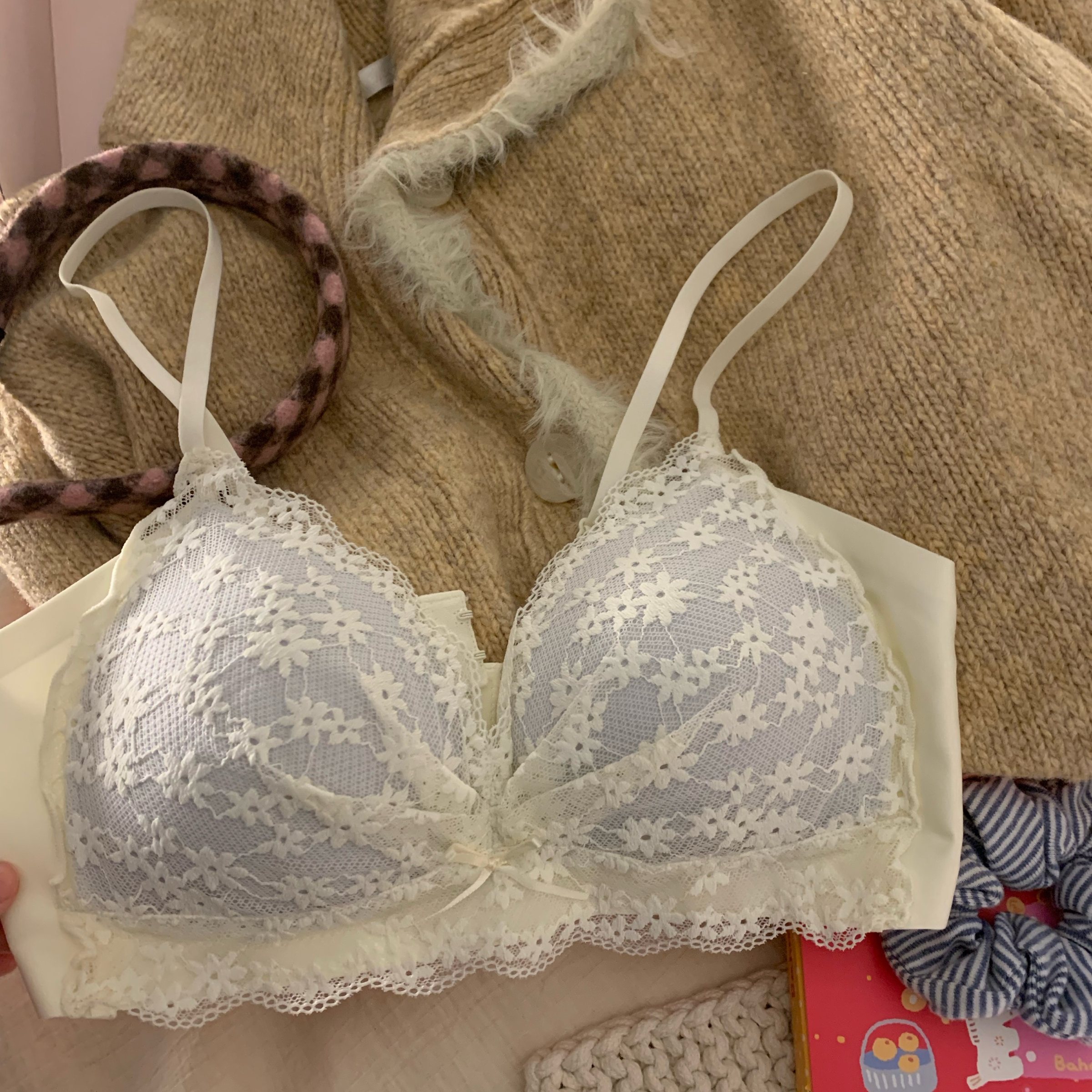 法式蕾丝三角杯内衣女薄款无钢圈收副乳防下垂性感纯欲文胸罩套装