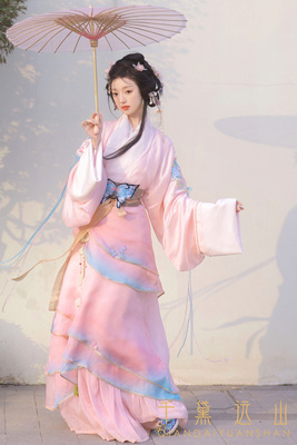 千黛远山轻薄仙气曲裾晕染刺绣