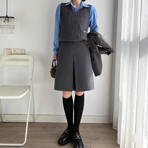 OL灰色半身裙女2026秋装新款气质褶皱A字摆高腰显瘦裙子设计感