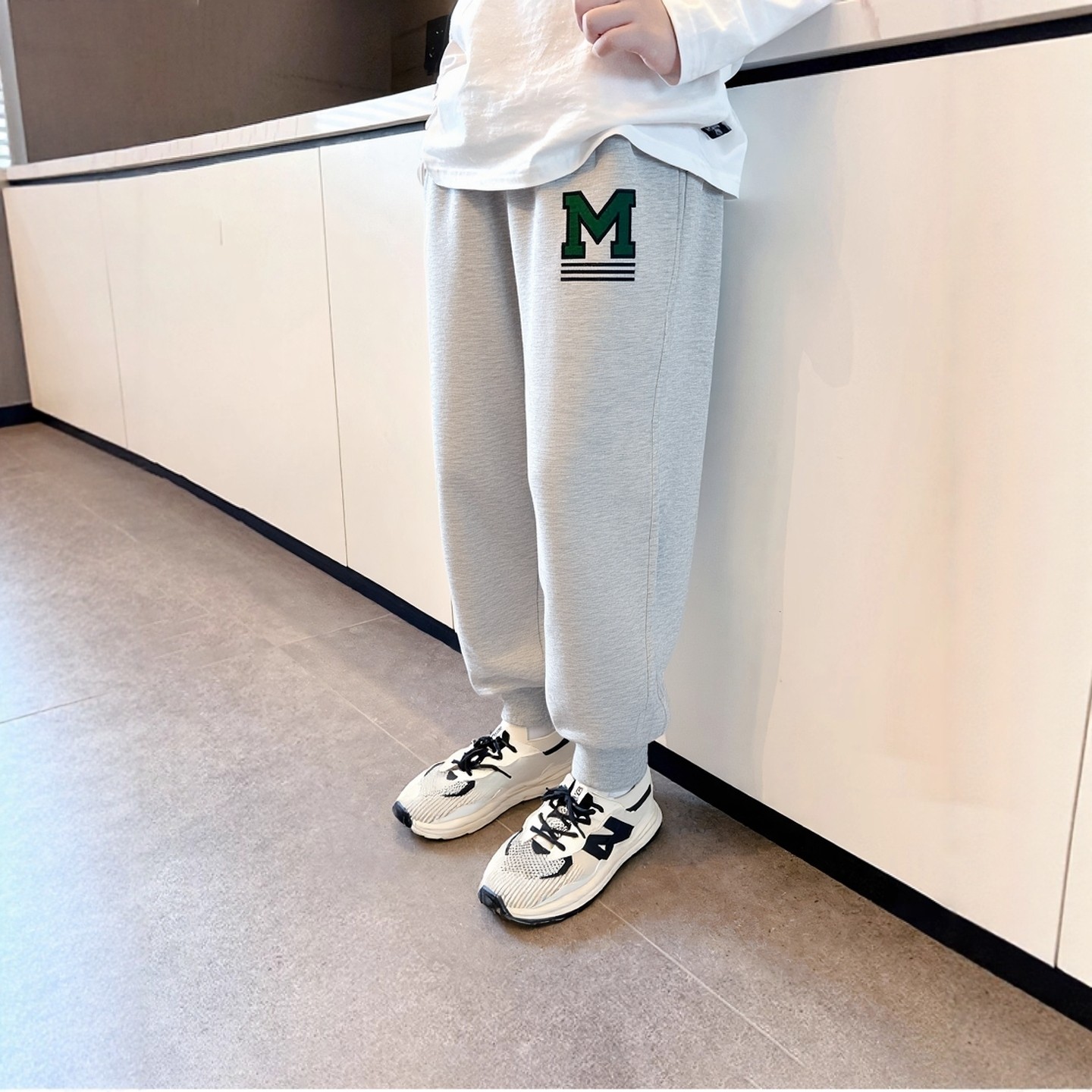 品牌童装2026春季男长裤薄款棉字母贴布绣纯棉小毛圈儿童运动裤子