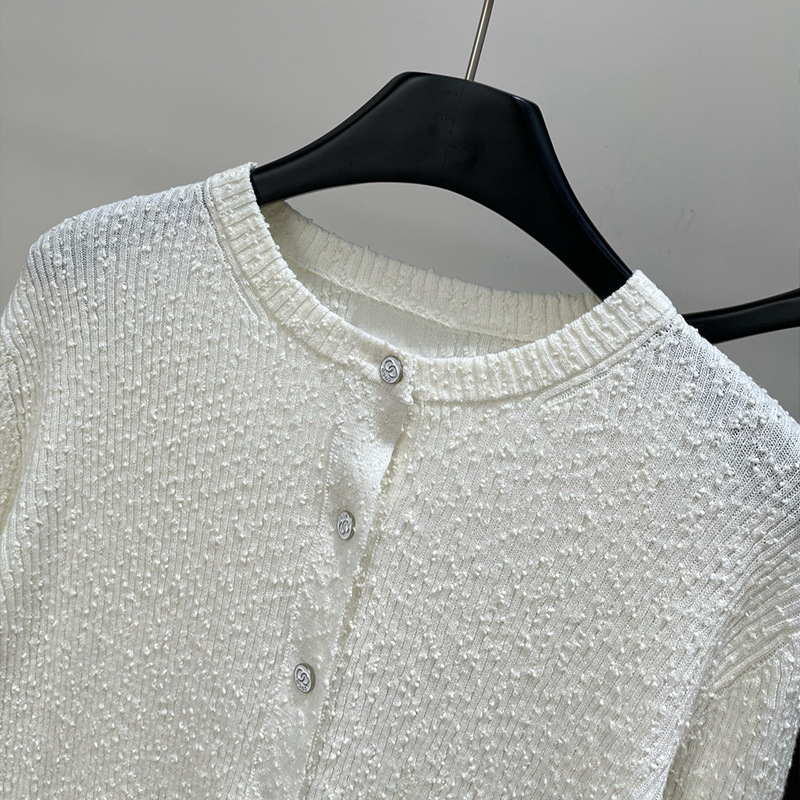 2025春夏白色雪花单排扣长袖圆领针织开衫修身显瘦减龄时尚上衣