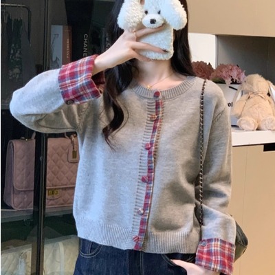 灰色圆领拼接格子针织开衫女保暖