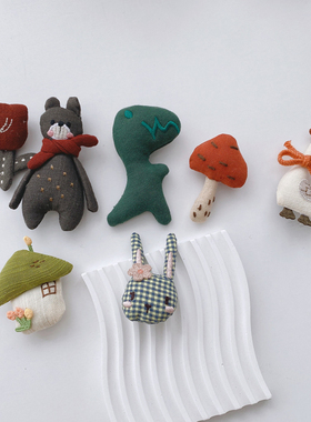 可可爱爱布艺装饰扣针 公仔玩偶胸针包包围巾装饰别针