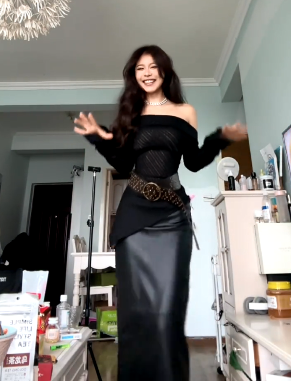 约会甜美裙套装条纹不规则一字肩上衣pu直筒后开叉包臀半身裙子女