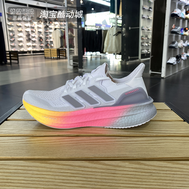 运动健身透气减震跑步鞋阿迪达斯