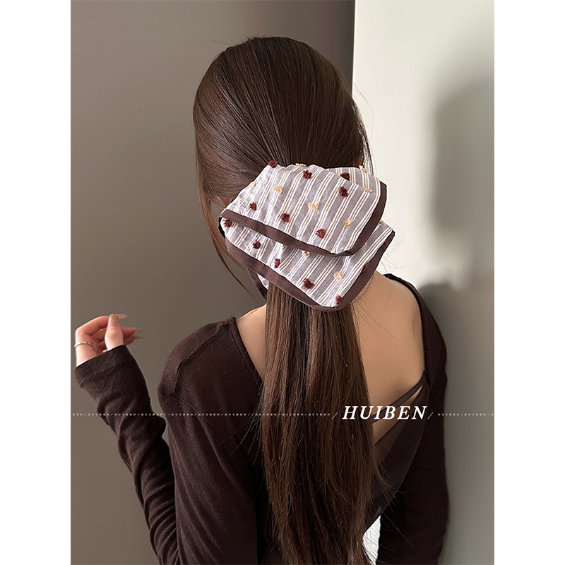 慵懒出街~豆豆条纹方巾发圈女
