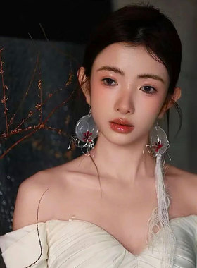 新中式耳坠新娘婚纱耳环高级感白色毛线长流苏耳饰气质结婚纱礼服