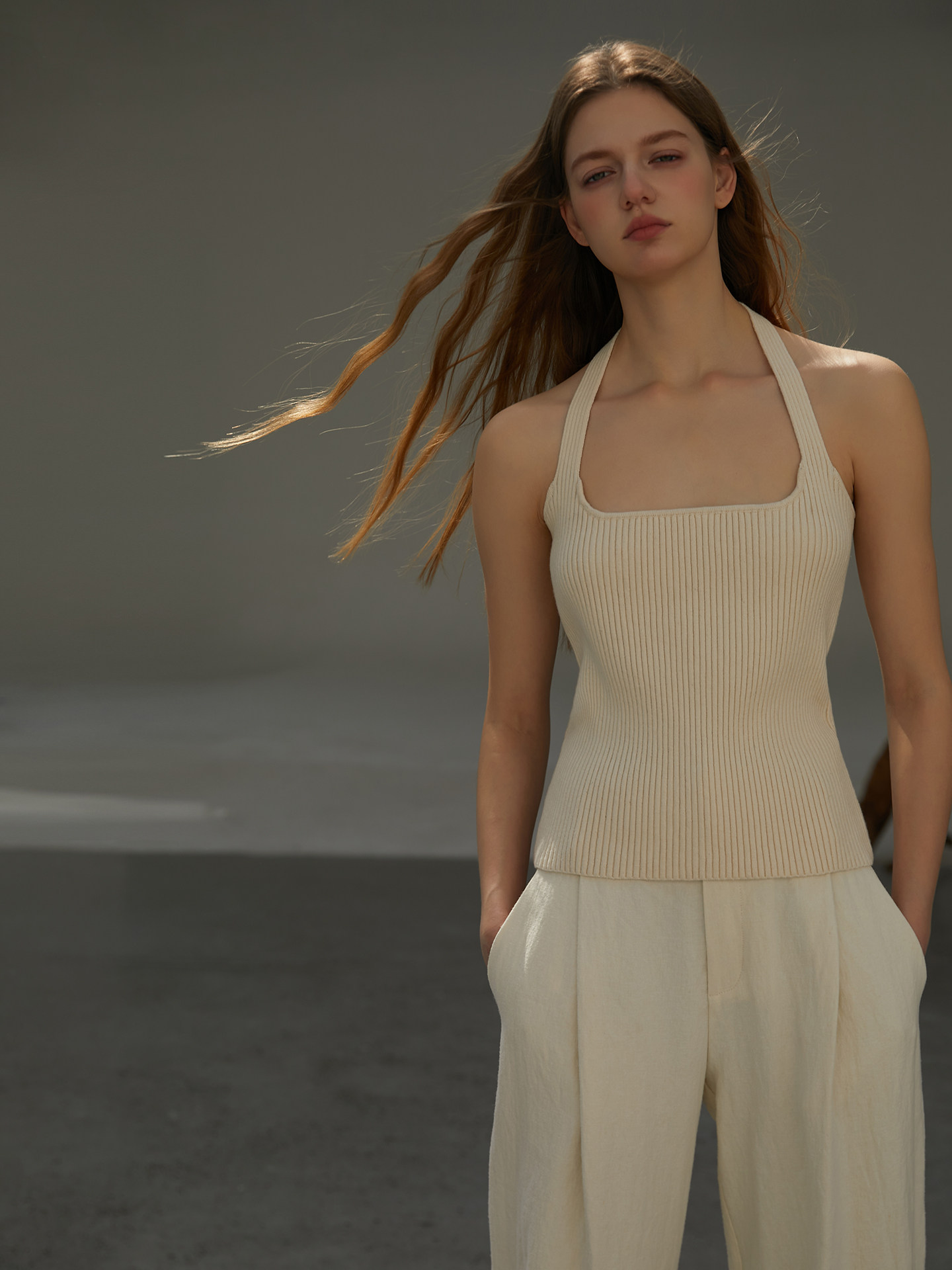 white4  | 含弹力丝纱线 | 大方领挂脖款小背心