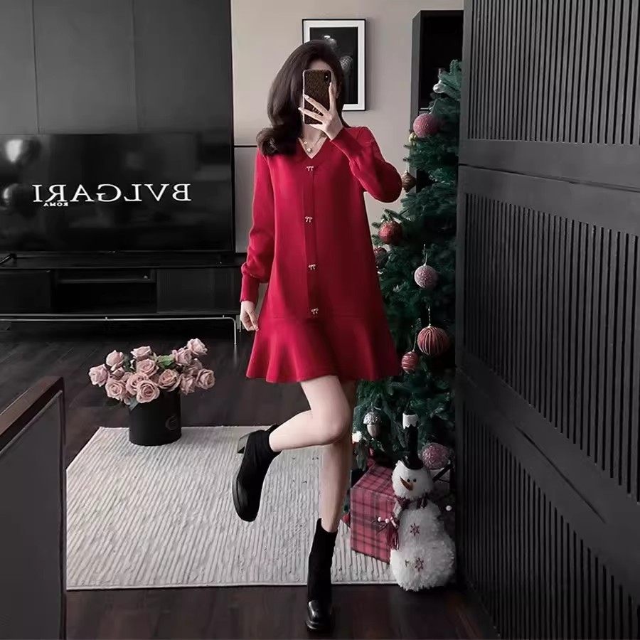 春秋优雅针织连衣裙女2025新款V领内搭红色宽松大码长袖毛衣裙女