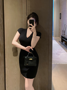 御姐风蓝色V领针织连衣裙女2025夏季新款修身显瘦包臀短裙小妈裙