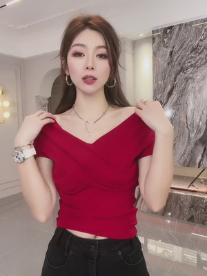 辣妹红色交叉V领短袖T恤女夏季别致独特设计感短款修身一字肩上衣