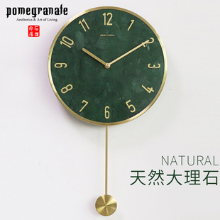 简约北欧天然大理石挂钟轻奢高级感金属框带摇摆款家居客厅装饰表